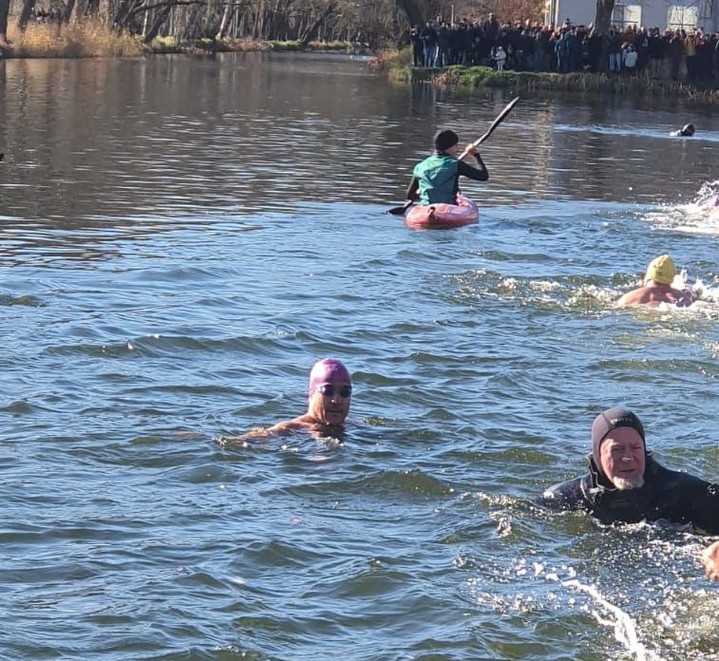 XV CHAPUZON NAVIDEÑO

El pasado 25 de Diciembre se llevó a cabo una nueva edición del Chapuzón Solidario Navideño en este caso a favor de la Asociación Síndrome de Fires.23 nadadores participamos en esta ocasión con una numerosa asistencia de público gracias en parte al agradable día que pudimos disfrutar.El padrino fue el periodista Alberto Moreno, destacando otra genial organización por parte del club Oca SOS y del Skull.Seguimos sumando…!!!!

https://triatlonastudillo.es/2026/01/xv-chapuzon-navideno.html