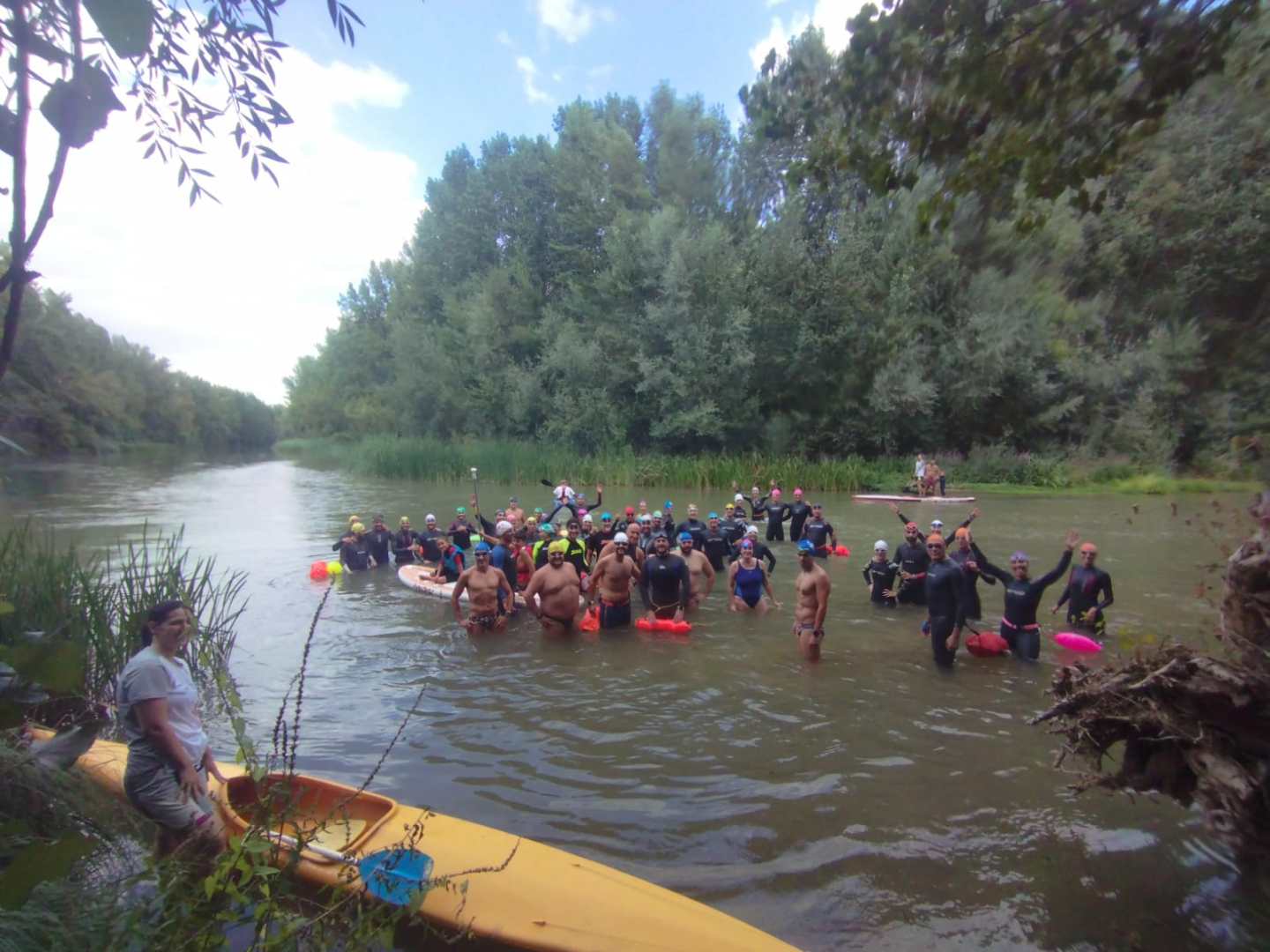 El pasado 21 de agosto en el río Pisuerga fue testigo de una curiosa experiencia que combinó deporte, naturaleza y buen humor. Con el agua a 19 grados centígrados, un total de 55 nadadores se lanzaron a la aventura en una travesía que no dejó indiferente a nadie.La jornada tiene una manera curiosa de empezar, que ya forma parte de la historia del evento: el peculiar traslado de los participantes hasta el punto de inicio, a bordo de un tractor que entre bromas y risas llevó a la comitiva hasta la orilla....

https://triatlonastudillo.es/2025/08/travesia-a-nado-astudillo-villalaco.html