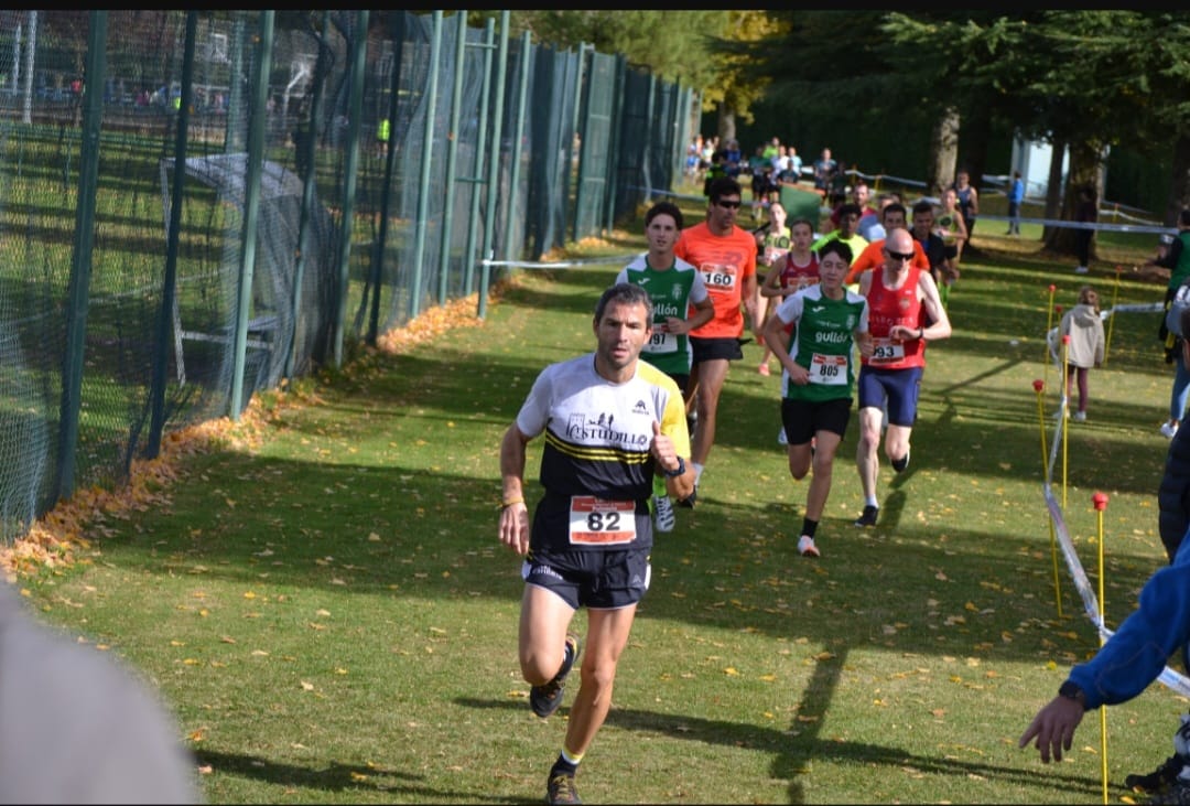 El domingo 2 de noviembre se ha celebrado en el Isla dos aguas, el cross del Patronato Municipal de Palencia.Desde primera hora de la mañana había mucho ambiente, ya que en este cross pueden participar atletas de todas la categorías.Yo estaba allí desde primera hora, ya que Marcos corría en la primera serie.Después tomó la salida Lucía y yo participaba en la última serie, que era la carrera popular. Carrera muy rápida al ser 3.700 metros, todos ellos por césped en perfecto estado.

https://triatlonastudillo.es/2025/11/xxx-cross-pmd-palencia.html