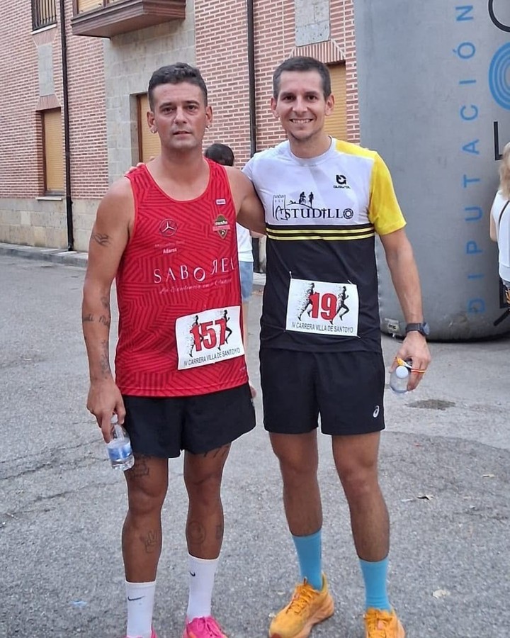 CARRERA POPULAR VILLA DE SANTOYO

El pasado sábado 15 de agosto, Luismi, Chiru, Anero y Germán disfrutamos de la IV Carrera Villa de Santoyo. Primero tocó disfrutar de la carrera de los más peques, que nos regalaron un rato estupendo. Y después, ¡a los adultos nos tocó darlo todo! 💪 Un ritmo bastante rápido para ganarnos a pulso el merecido premio final: un buen bocadillo de panceta 🥓😋....

https://triatlonastudillo.es/2026/08/carrera-popular-villa-de-santoyo.html