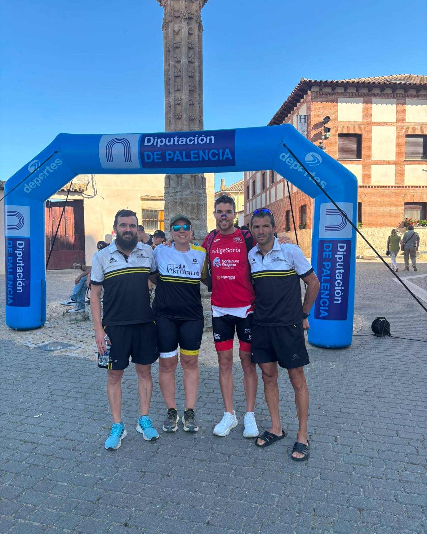 Crónica III Triatlón Cros de Boadilla del Camino

Un total de 78 triatletas ( 13 mujeres y 65 hombres) han participado este sábado en la tercera edición del Triatlón Cross de Boadilla del Camino.La prueba, celebrada bajo el calor veraniego del circuito de la Diputación de Palencia, dejó un gran balance para el deporte local. El primero en entrar en meta fue un habitual David Pérez del Deporama Triatlón Soriano que se llevó la victoria con solvencia y en el plano femenino fue Paula Rodríguez del Club Triatlón Palencia quien finalizó una rápida carrera....

https://triatlonastudillo.es/2026/08/cronica-iii-triatlon-cros-de-boadilla-del-camino.html