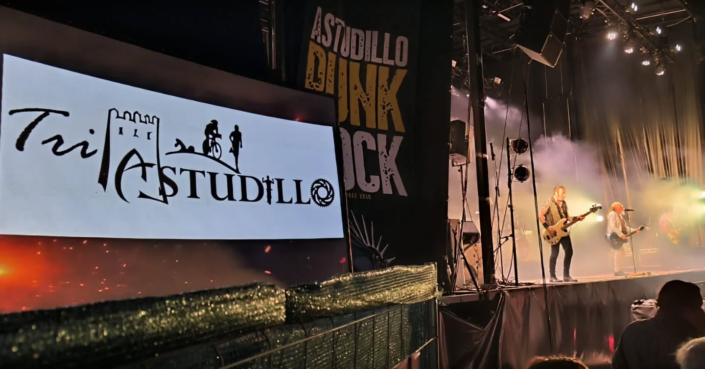¡Qué fin de semana! Astudillo todavía resuena con la potencia del Punk Rock y la energía de una leyenda como El Drogas. 🤘
Para nosotros, como Club Triatlón Astudillo, el deporte es mucho más que nadar, pedalear y correr. Es construir pueblo, apoyar la cultura y arrimar el hombro para que sucedan cosas tan increíbles como el concierto de este sábado.
Ver a un icono como El Drogas junto a nuestro escudo es un orgullo inmenso. Simboliza todo en lo que creemos: la fuerza de lo local, la pasión y la unión de gente con ganas de hacer cosas grandes en un lugar como el nuestro.
Gracias a la organización del Astudillo Punk Rock por su trabajo brutal y por contar con nuestro apoyo. Gracias a todos los que vinisteis y demostrasteis que nuestro pueblo está más vivo que nunca.
Sigamos apoyando la música, la cultura y las asociaciones que hacen latir el corazón de Astudillo. ¡Por muchas más noches así!
#AstudilloPunkRock #ElDrogas #Astudillo #OrgulloLocal #CulturaLocal #MusicaEnDirecto #Palencia #TriatlonAstudillo #ApoyoMutuo #GraciasAstudillo