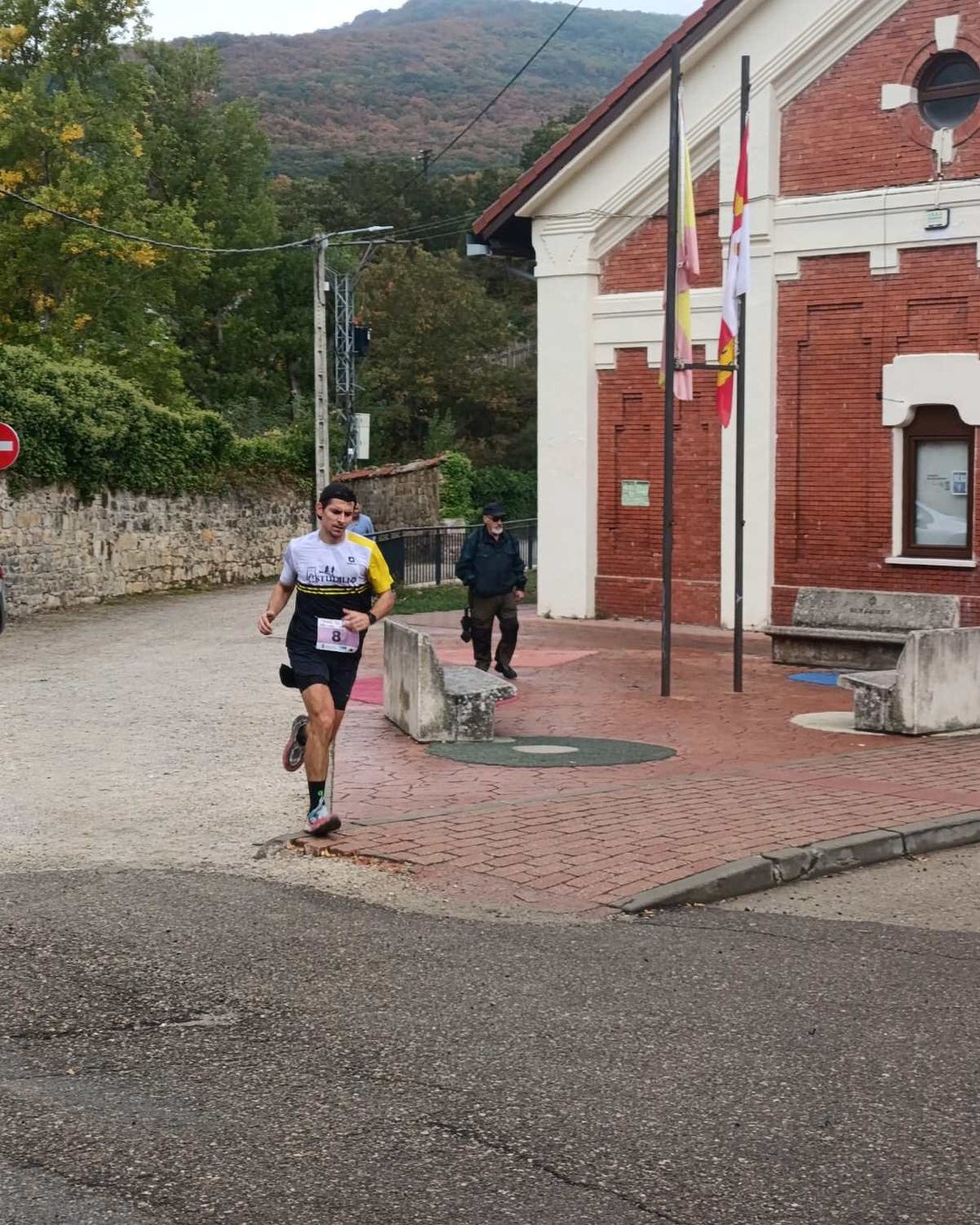 TRAIL EL CALERO – BARRUELO

El pasado sábado 3 de octubre se disputó en Barruelo de Santullán el Trail El Calero, penúltima prueba del Trail Series de la Diputación de Palencia. Un recorrido de 25 kilómetros y unos 1.000 metros de desnivel positivo que puso a prueba a los corredores en un entorno espectacular.La jornada amaneció bajo la amenaza de lluvia, aunque finalmente el tiempo respetó la carrera....

https://triatlonastudillo.es/2026/10/trail-el-calero-barruelo.html