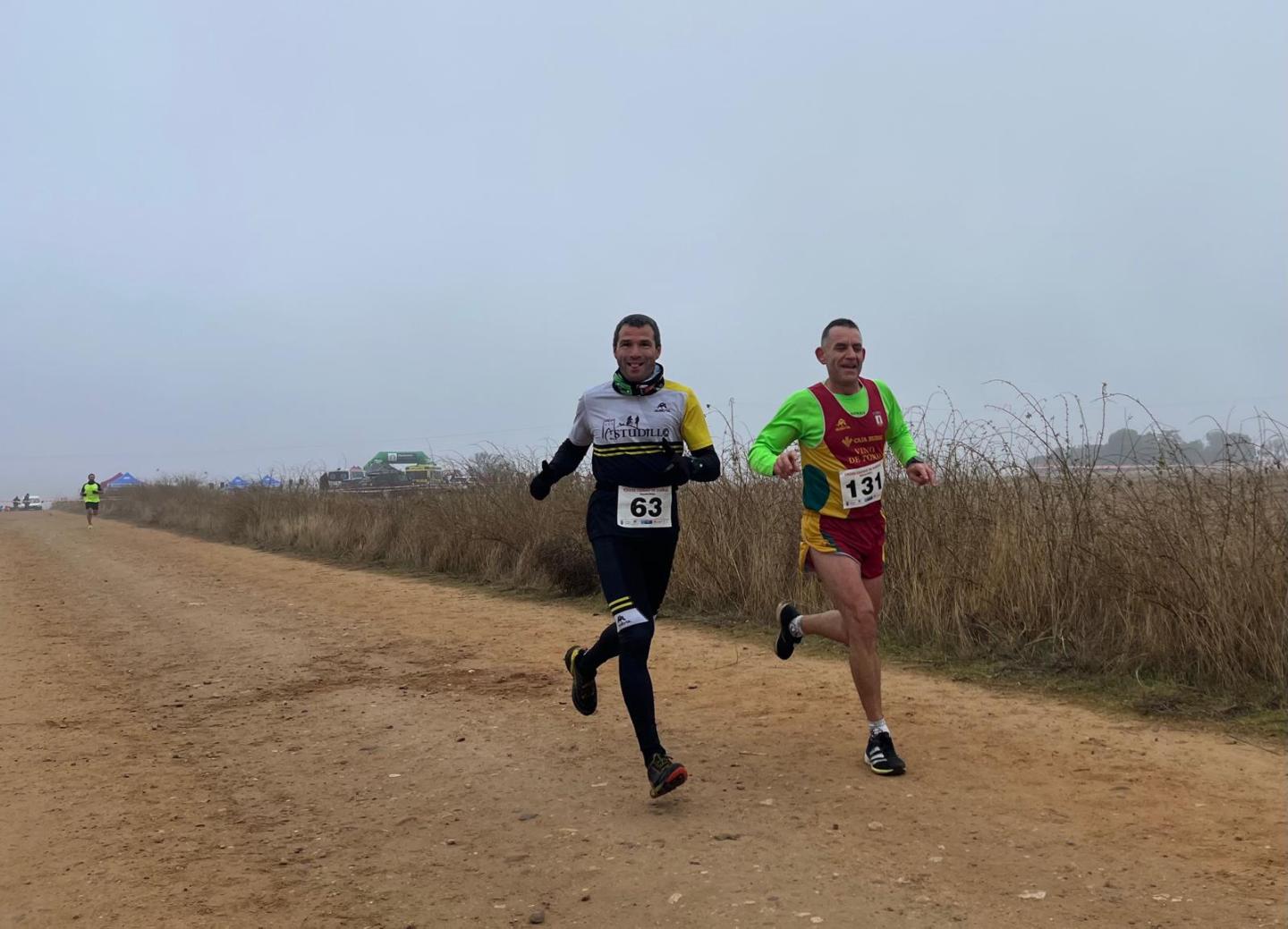 XXXIII CROSS DE DUEÑAS

El Cross de Dueñas se ha disputado con una niebla muy densa que nos acompañó a los corredores durante todo el recorrido. Aunque el terreno estaba firme, la visibilidad reducida hacía que cada tramo exigiera concentración. Illana, del Triatlón Astudillo, corrió acompañado por Mane de Pedrosa, quien me fue marcando el ritmo de manera constante. Juntos mantuvimos una cadencia sólida y regular, completando una carrera controlada, pese a las condiciones atmosféricas.Al finalizar un caldito y a comer a un merendero.

https://triatlonastudillo.es/2025/11/xxxiii-cross-de-duenas.html