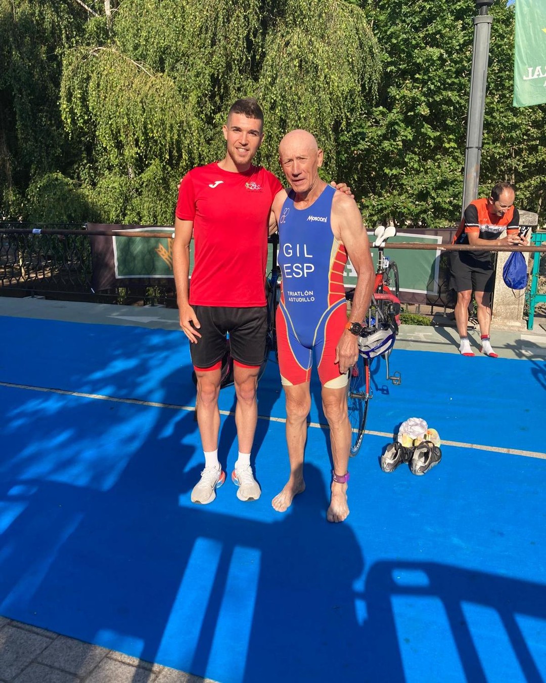 Ayer, domingo, día 6 de junio, nos desplazamos a Valladolid, para participar en el XXVII TRIATLÓN SPRINT DE VALLADOLID, prueba que daba comienzo a las diez de la mañana en el río Pisuerga junto a la Playa de Las Moreras. No puedo dejar de recordar el primer Triatlón de Valladolid que tuvo lugar allá por el año 1999, es decir hace 26 años y que de alguna manera fue el inicio para algunos en esto del triatlón y que hizo que organizáramos en Astudillo el primer Triatlón de Astudillo, eso sí, un poco atípico y en el que tomamos parte alrededor de una docena de participantes....

https://triatlonastudillo.es/2025/07/xxvii-triatlon-sprint-de-valladolid.html