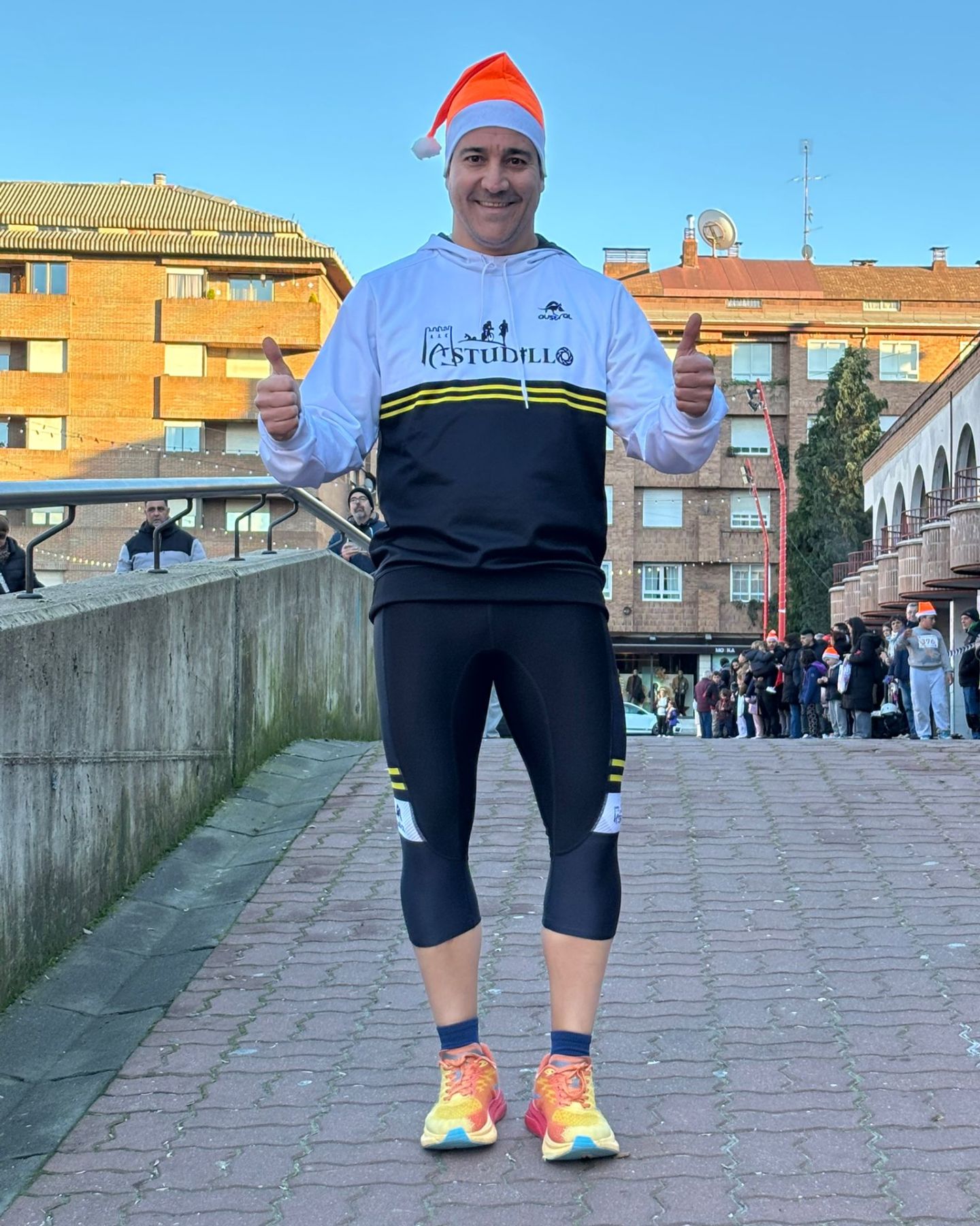 SAN SILVESTRE GUARDO 2025

El pasado día 31 participe junto con Bruno y dos primos en la tradicional San Silvestre de Guardo organizada por el club Correcaminos de dicha localidad.A las 15:30 ya estábamos recogiendo los dorsales porque a las 16:15 comenzaban las carreras infantiles dejando para el final la carrera absoluta a las 17:00h. Recorrido llano de dos vueltas de unos 5500 metros aproximadamente que realizamos disfrutando de la soleada tarde con la que despedimos el año.Seguimos sumando…!!!!

https://triatlonastudillo.es/2026/01/san-silvestre-guardo-2025.html