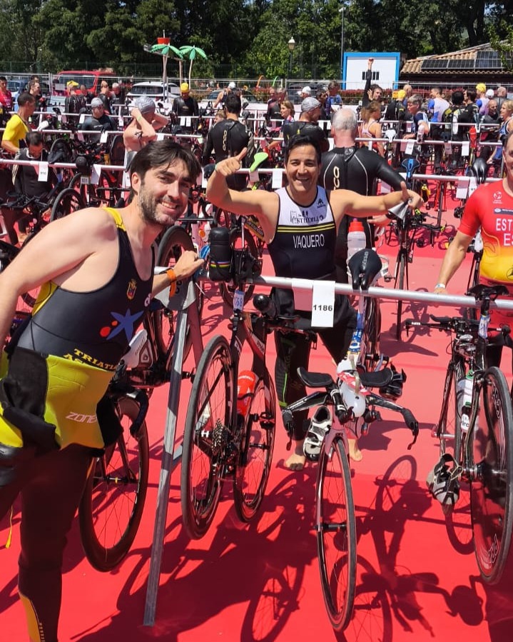 El pasado 17 de Mayo Charly y un servidor nos desplazamos a Pamplona para participar en el X Triatlón de media distancia de Pamplona que alguno de los miembros del club bien conocen. Al ser también campeonato de Europa la participacion fue bestial llegando a los 1400 triatletas. Amaneció un día veraniego después de una semana lluviosa lo cual fue una maravilla tanto para el segmento de natación como de bici, pero no tanto para el de carrera donde el excesivo calor hizo mella....

https://triatlonastudillo.es/2025/05/half-triathlon-pamplona.html
