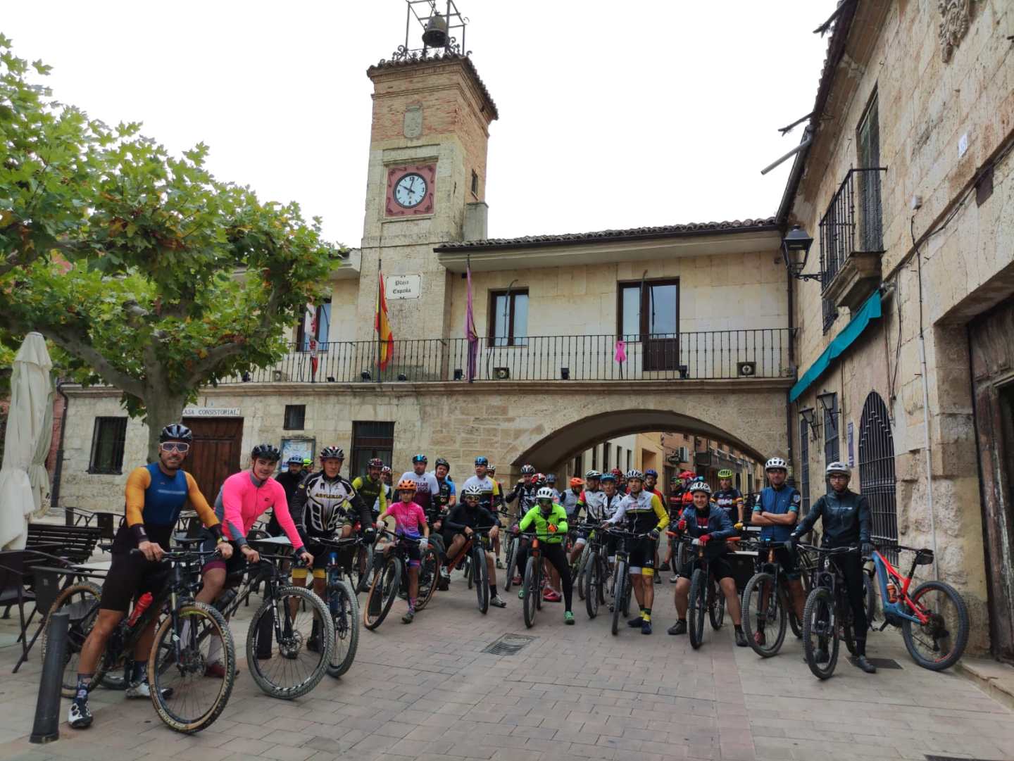 Después de dos años he tenido el placer de volver a esta espectacular ruta que organiza el Triatlón Astudillo.Nos presentamos en la plaza de Astudillo, alrededor de 40 bicicletas.El día amaneció un poco lluvioso pero con buena temperatura.Hubo dos rutas diferentes, una que transcurrió por caminos y sendas y otra, prácticamente toda realizada por senderos, que están cuidados y limpios gracias a los miembros del club, que hacen un espectacular trabajo....

https://triatlonastudillo.es/2025/10/quedada-btt-astudillo.html
