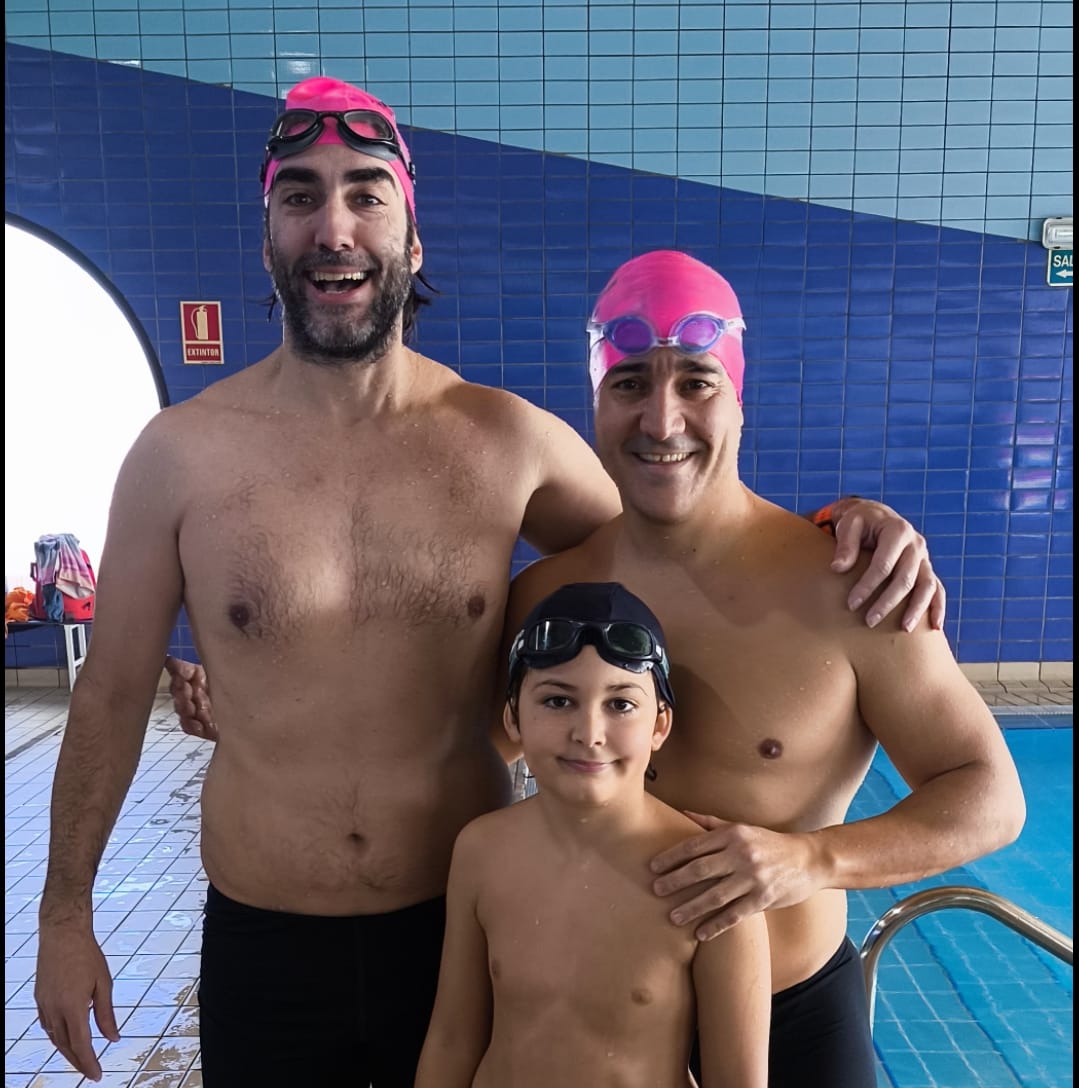 II Memorial Hugo Villamediana – Brazadas Solidarias en Campos Góticos

Este fin de semana, las piscinas de Campos Góticos se convirtieron en el escenario de algo mucho más grande que una simple competición. Allí estuvimos representando al Club Astudillo, mi hijo Lucas, Jaime Vaquero y un servidor, para participar en el II Memorial Hugo Villamediana, una quedada de natación 100x100 solidaria con un objetivo claro: hacer un poco de deporte y recaudar fondos para la investigación del rabdomiosarcoma, un tumor infantil maligno, y en la creación de conciencia sobre esta enfermedad, que afecta principalmente a niños....

https://triatlonastudillo.es/2025/12/ii-memorial-hugo-villamediana-brazadas-solidarias-en-campos-goticos.html