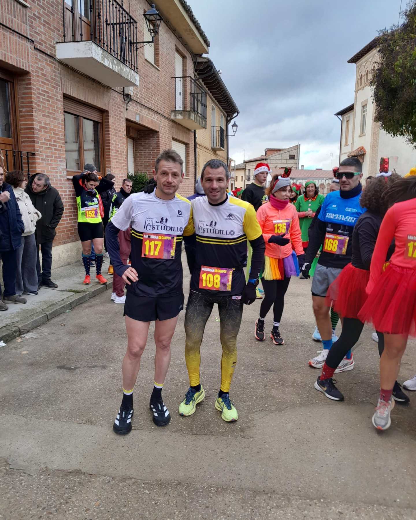 II SAN SILVESTRE PINCHORRERA

Sábado 27 de diciembre. Hoy ha tocado ir hasta San Cebrián de Campos a correr una de tantas San Silvestre que estos días hay por toda la provincia.Representando al Triastudillo han estado Samuel e Illana, el primero disputando la carrera donde finalmente obtuvo un muy merecido segundo puesto e Illana acabando en quinta posición.Marcos y Lucía Illana también participaron quedando primeros en sus respectivas categorías....

https://triatlonastudillo.es/2025/12/ii-san-silvestre-pinchorrera.html
