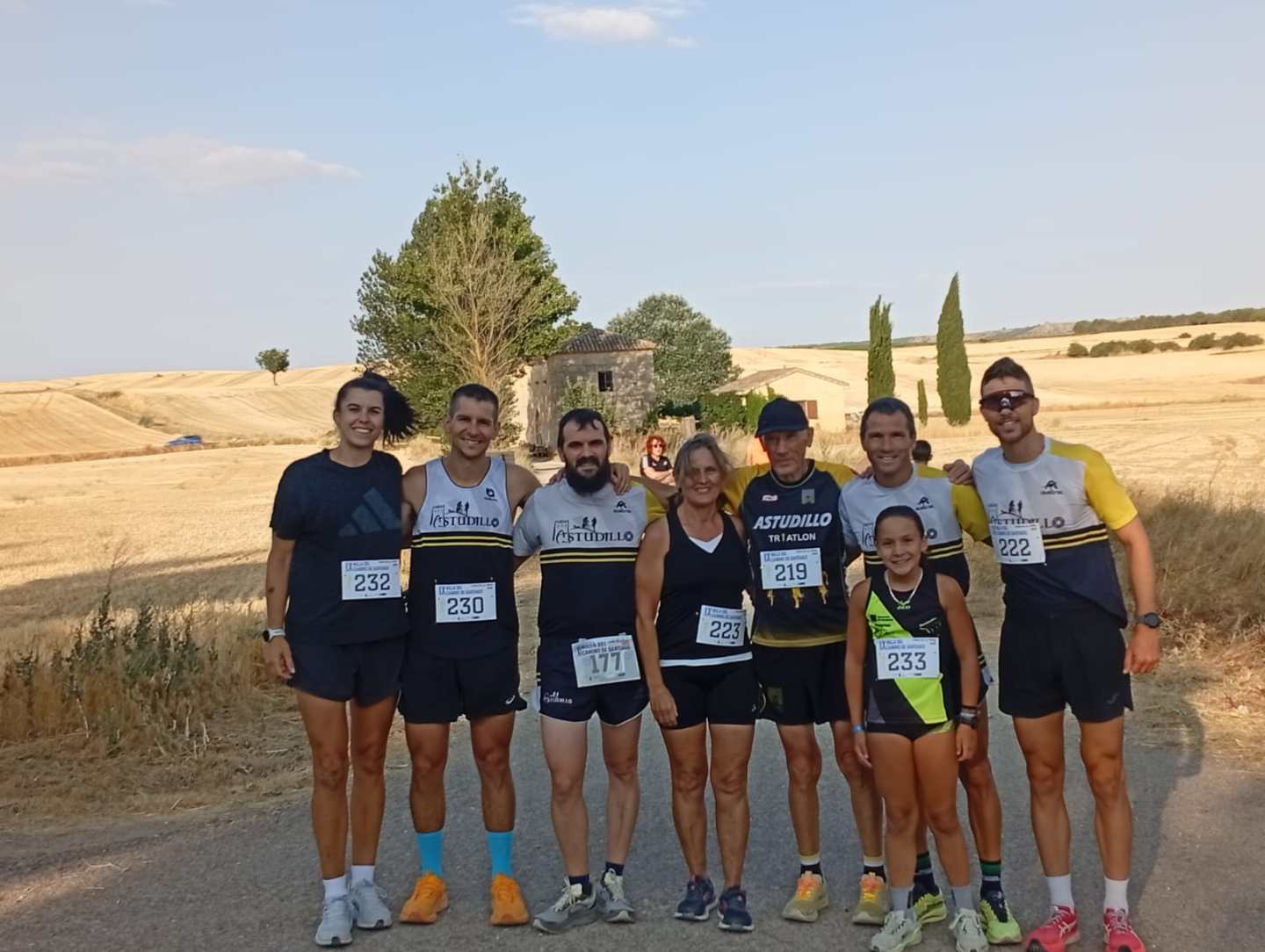 Milla Itero de la Vega

Esta carrera ya es un clásico del último sábado del mes de julio, a la que no fallan los integrantes del Triastudillo, que cada año suma más integrantes. Este año estuvieron Sete, Carmen, Che, Germán, Illana y David.Esta carrera representa una milla Castellana, que son los primeros 1.600 m del Camino de Santiago en la provincia de Palencia.Nuestro compañero David, quedó primero, y así lució nuestros colores en lo más alto del cajón.Al finalizar un picoteo para todos los participantes y acompañantes. Da gusto ir a estas carreras de nuestros pueblos vecinos.

https://triatlonastudillo.es/2026/07/milla-itero-de-la-vega.html